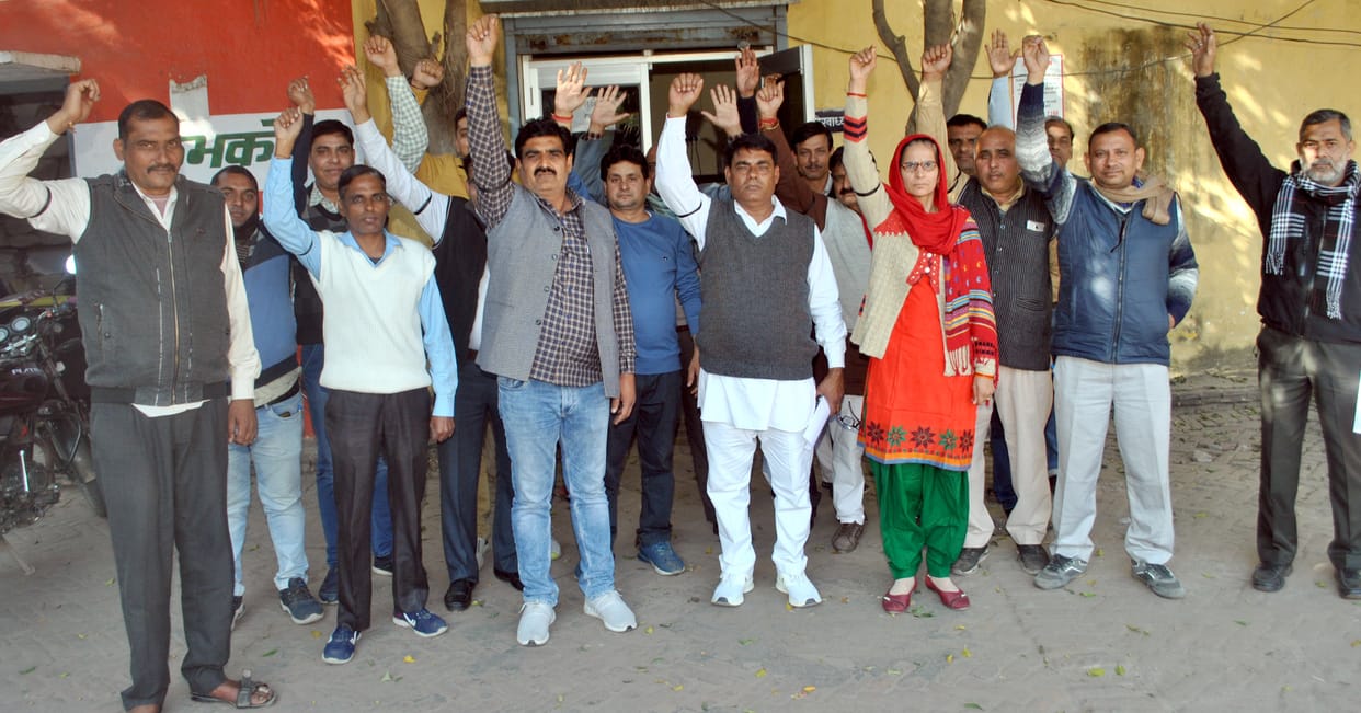 Sugarcane committee employees demonstrated by tying a black band