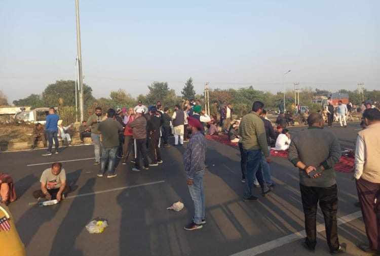 Angry people blocked the highway due to the incident of sabotage at the religious place
