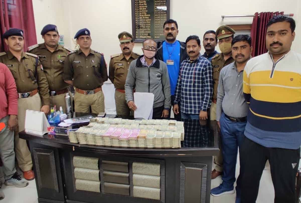 Banda: more then one crore rupees found with bullion trader traveling in Mahakaushal Express