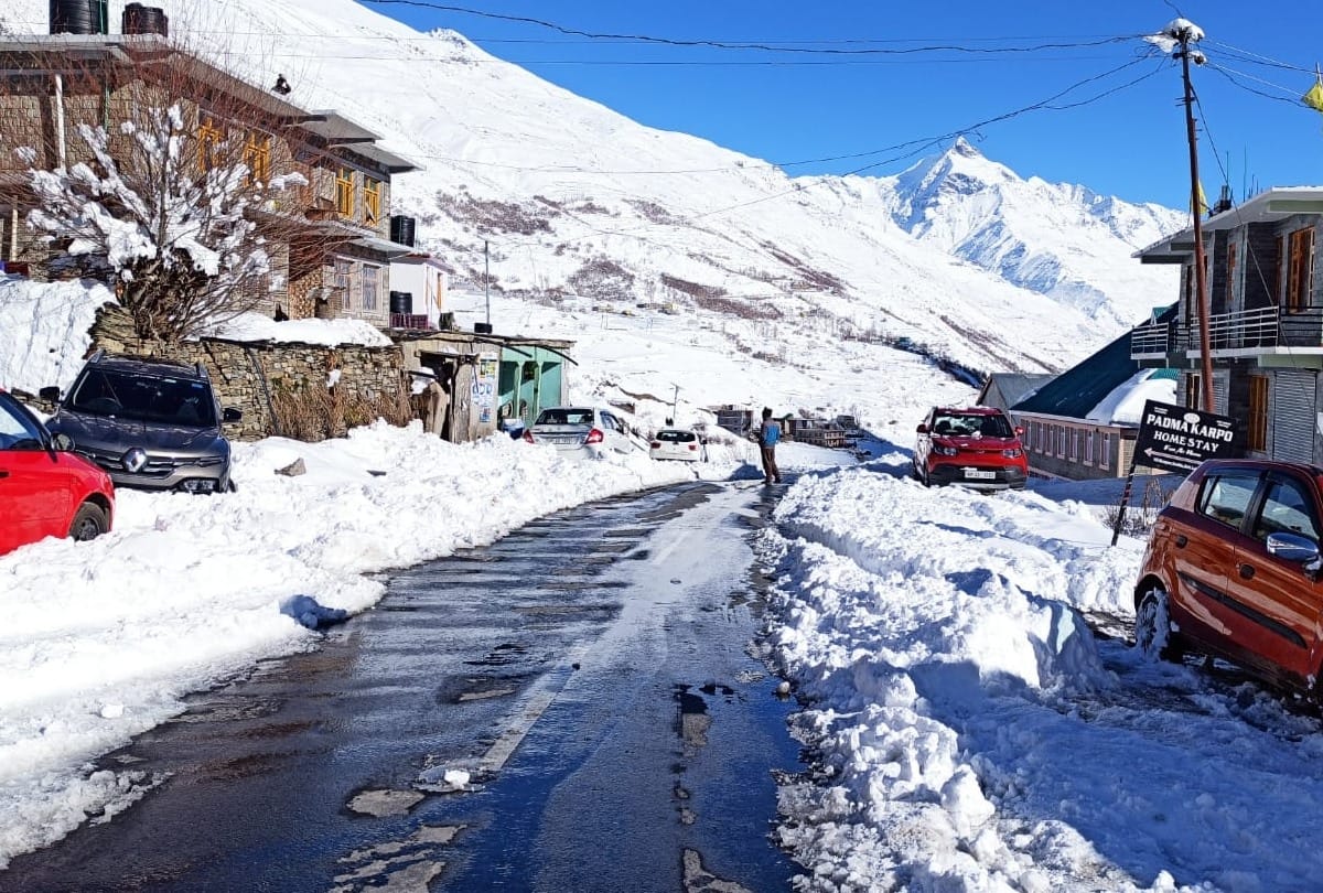 border road organization restore traffic in koksar lahaul spiti after snowfall