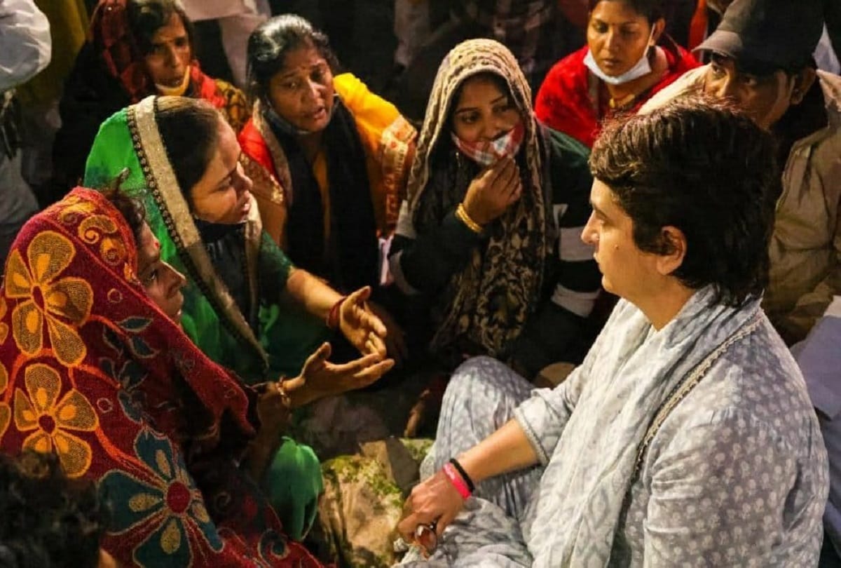 महिलाओं के साथ प्रियंका गांधी