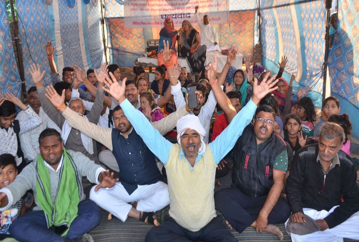 Protests Starts In Dhanoli Agra Due To Lack Of Work Of Drain Construction