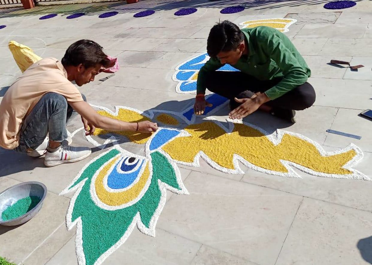 Rangoli made of wood peel is attracting tourists