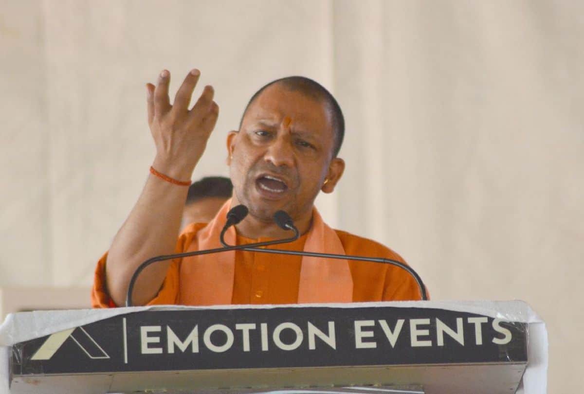 Cm Yogi Slams Akhilesh And Mayawati From Mant Mathura Up Political News