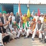 संघर्ष की जीत के बाद किसानों के चहरे पर खुशी।