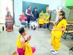 प्रतियोगिता में अपनी प्रस्तुति देते विद्यार्थी।  संवाद
