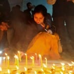 मोमबत्ती जलाकर दी श्रद्धांजलि