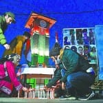 लाल चौक पर सीडीएस को श्रद्धांजलि देते लोग।