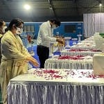 हेलीकॉप्टर हादसे में जान गंवाने वालों को पालम एयरबेस पर श्रद्धांजलि देते परिजन।