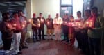 सीडीएस जनरल बिपिन रावत श्रद्धांजलि देत लोग।