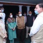 सीडीएस जनरल बिपिन रावत के परिजनों से मुलाकात करते उत्तराखंड के सीएम पुष्कर सिंह धामी