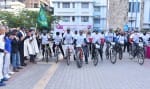 सुभाष रोड स्थित कार्यालय से साइकॉलोथोन को झंडी दिखाकर रवाना करते प्रधान मुख्य आयकर आयुक्त (पश्च?