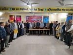 सीनियर सिटीजन कार्यालय पर विपिन रावत के लिये शोक सभा करते सीनियर सिटीजन