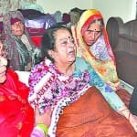 आगरा: विलाप करती मां