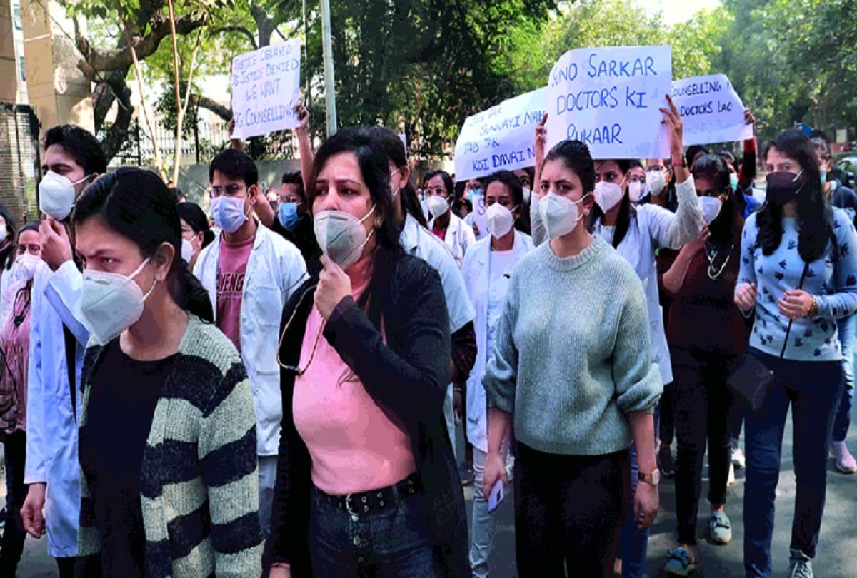 delhi doctor strike today opd and emergency ward closed: doctors strike reaches other hospitals of delhi from today onwards more suffering of patients opd and emergency will be affected