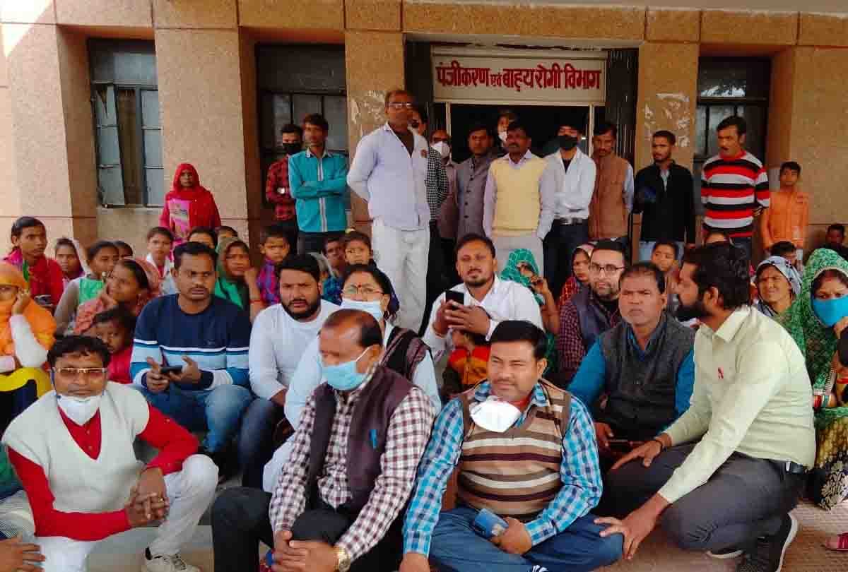 district hospital employees protested by closing the OPD