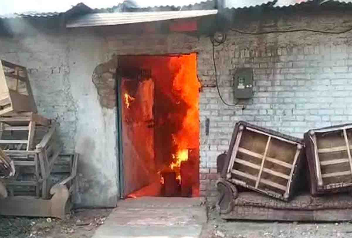 Kanpur: Massive fire broke out in furniture warehouse