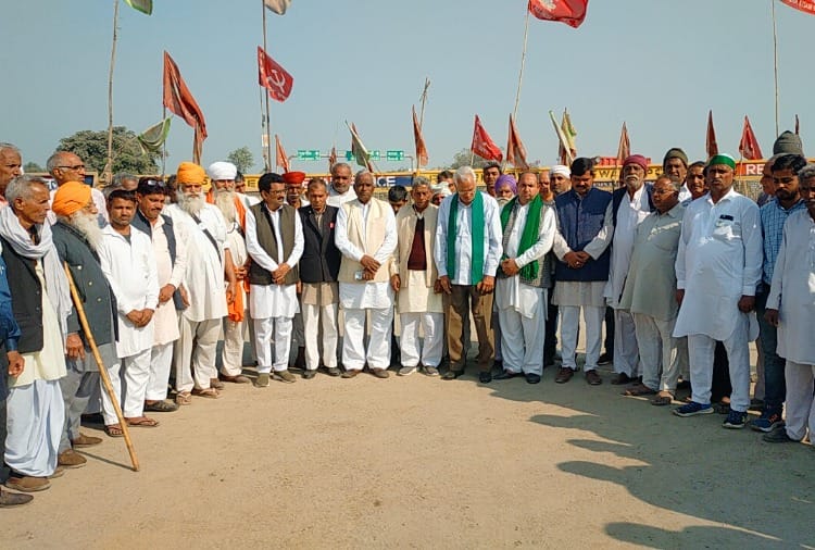 Farmers started uprooting tents from Haryana Rajasthan border