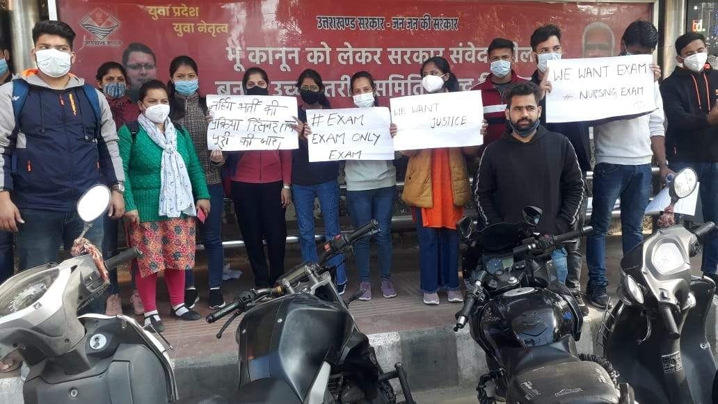 When the unemployed people going to meet the CM were stopped, there was a fight