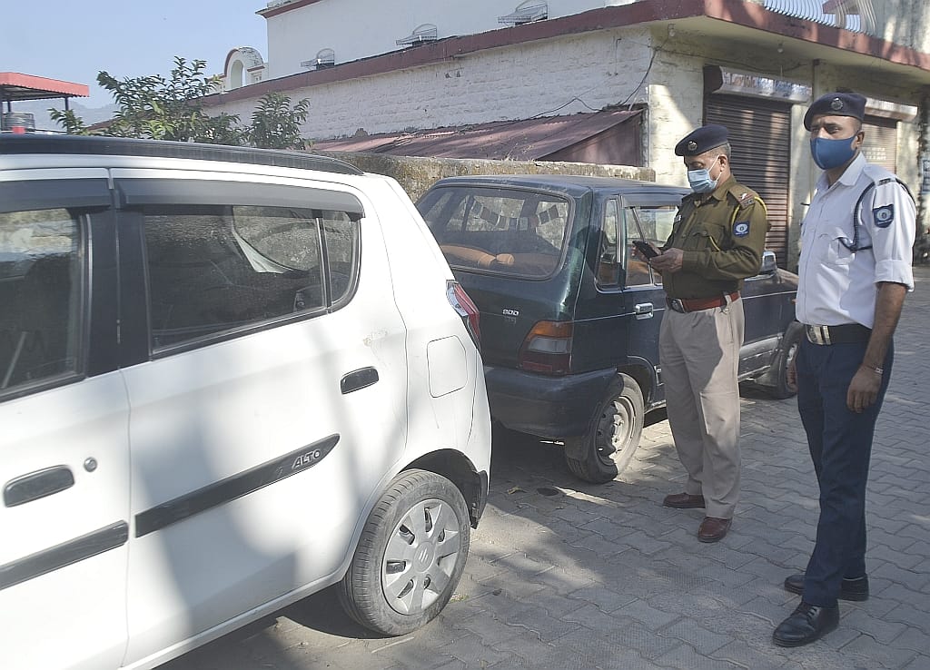 in nahan city police make 40 chalan  of illegale parking on thursday