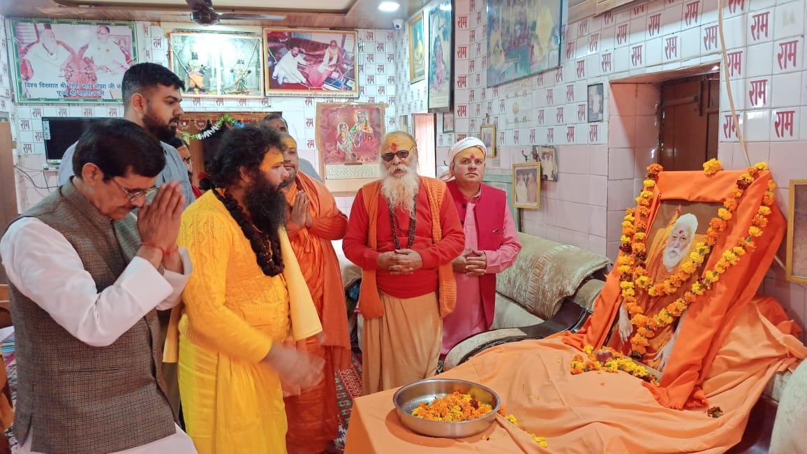Saints of Kashi paid tribute to Gurudeveshwarashram