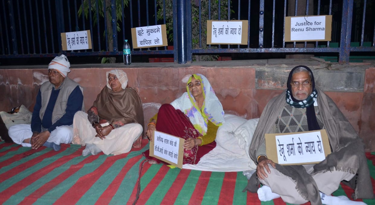 Liquor mafia Rishi's parents start strike at Ambedkar Park
