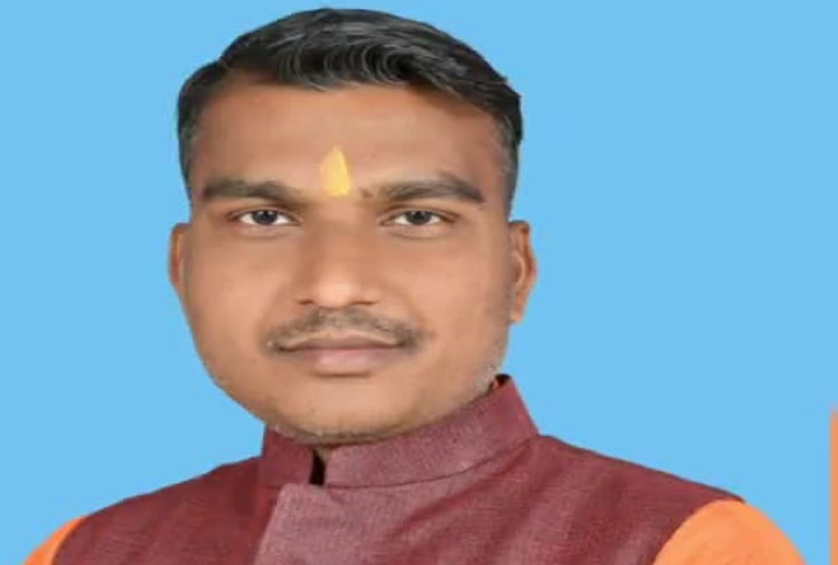 attack on bjp anusuchit morcha District President in azamgarh  threatened to leave politics, miscreants ran away with mobile and cash