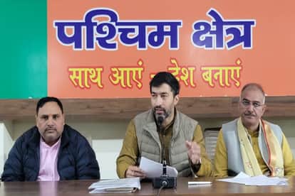 बैठक करते क्षेत्रीय अध्यक्ष मोहित बेनीवाल, सह प्रभारी संजय भाटिया, संगठन महामंत्री कर्मवीर।