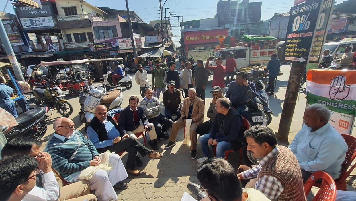 Congress Manifesto Committee set up Panchayat in the market