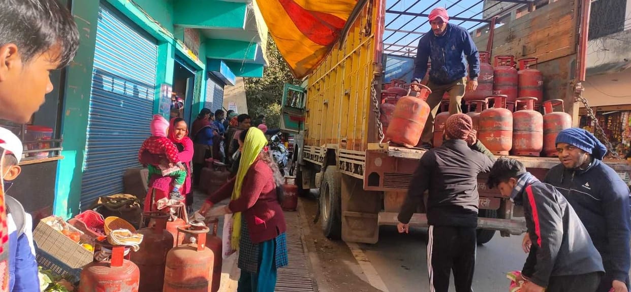 People Queu for Cooking Gas