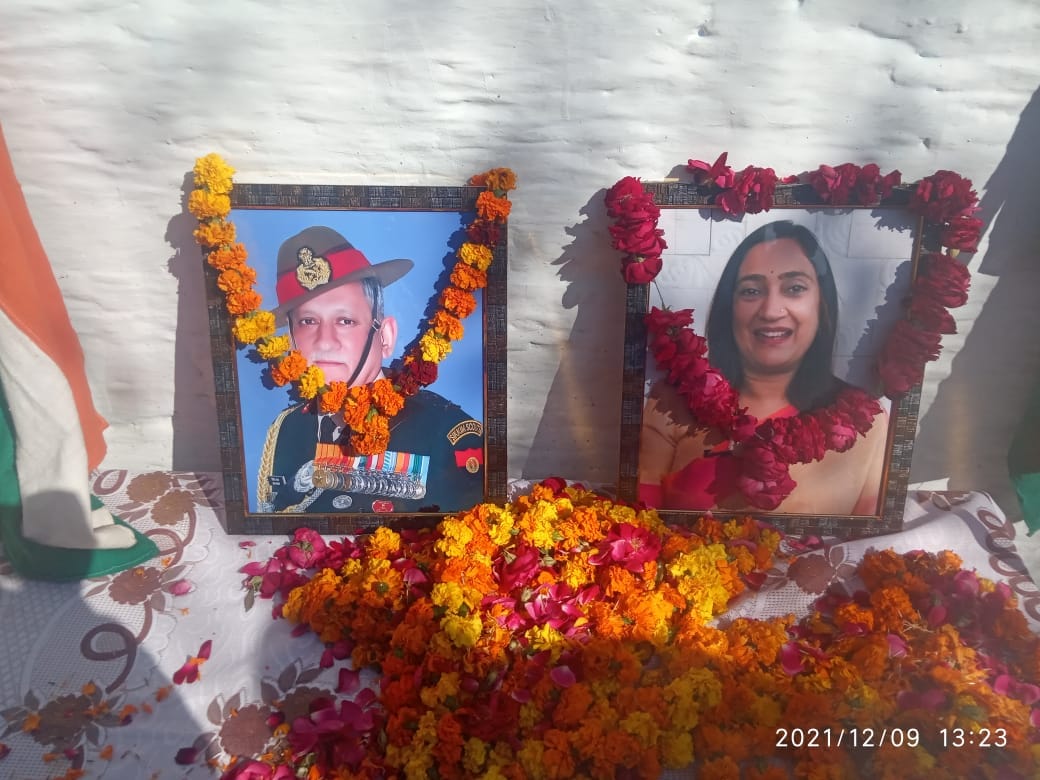 bipin rawat passes away: Crowd gathered in CDS Bipin Rawat village, paid tribute by offering flowers, photos