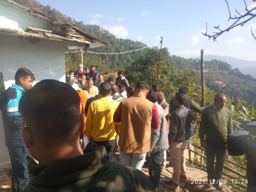 bipin rawat passes away: Crowd gathered in CDS Bipin Rawat village, paid tribute by offering flowers, photos