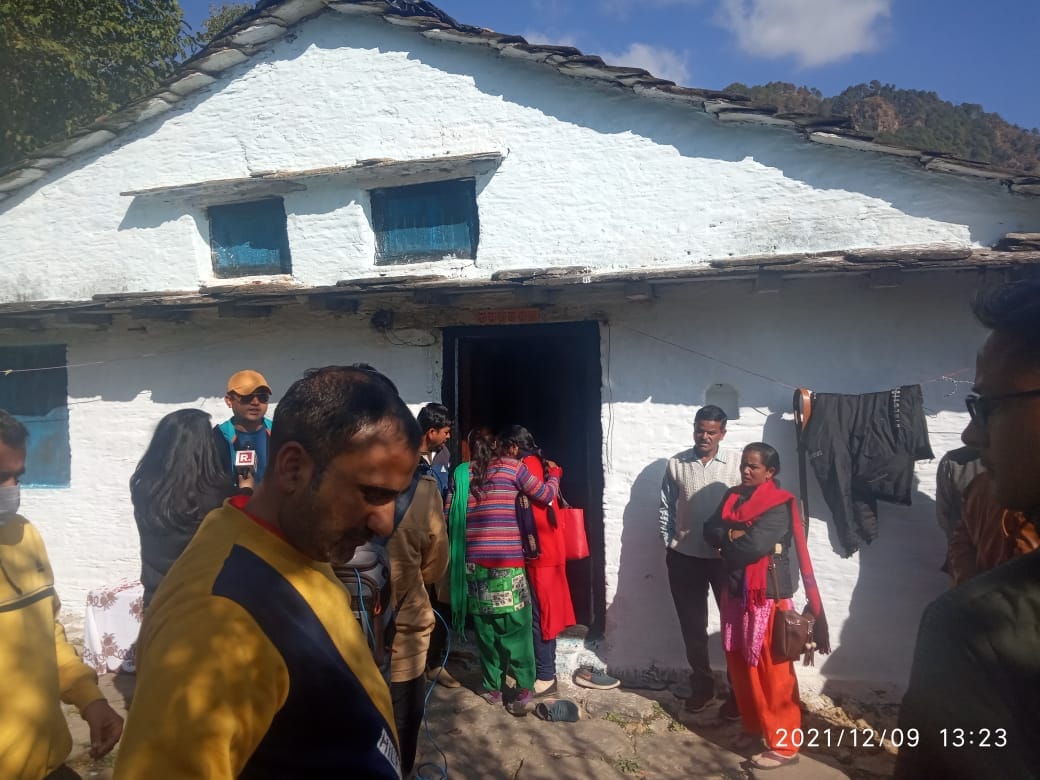 bipin rawat passes away: Crowd gathered in CDS Bipin Rawat village, paid tribute by offering flowers, photos