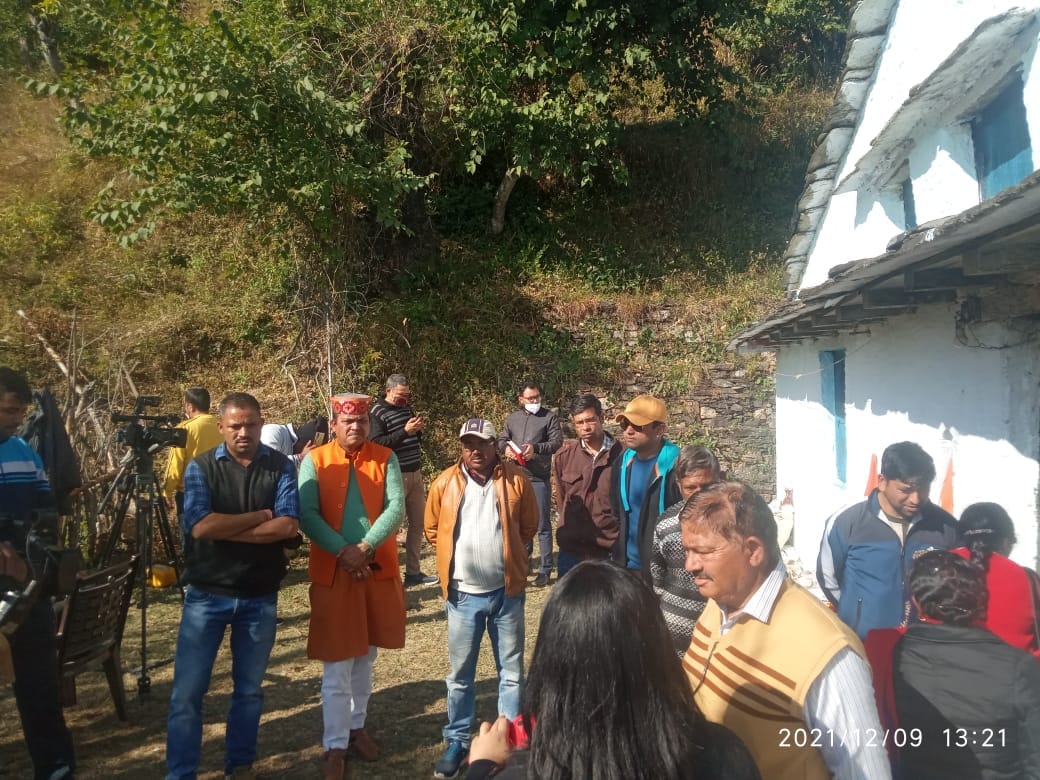 bipin rawat passes away: Crowd gathered in CDS Bipin Rawat village, paid tribute by offering flowers, photos