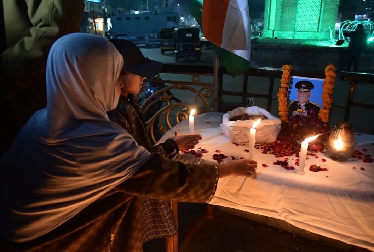 General Bipin Rawat; Tribute paid by lighting candles at Lal Chowk, youth said – you will always be remembered CDS Rawat