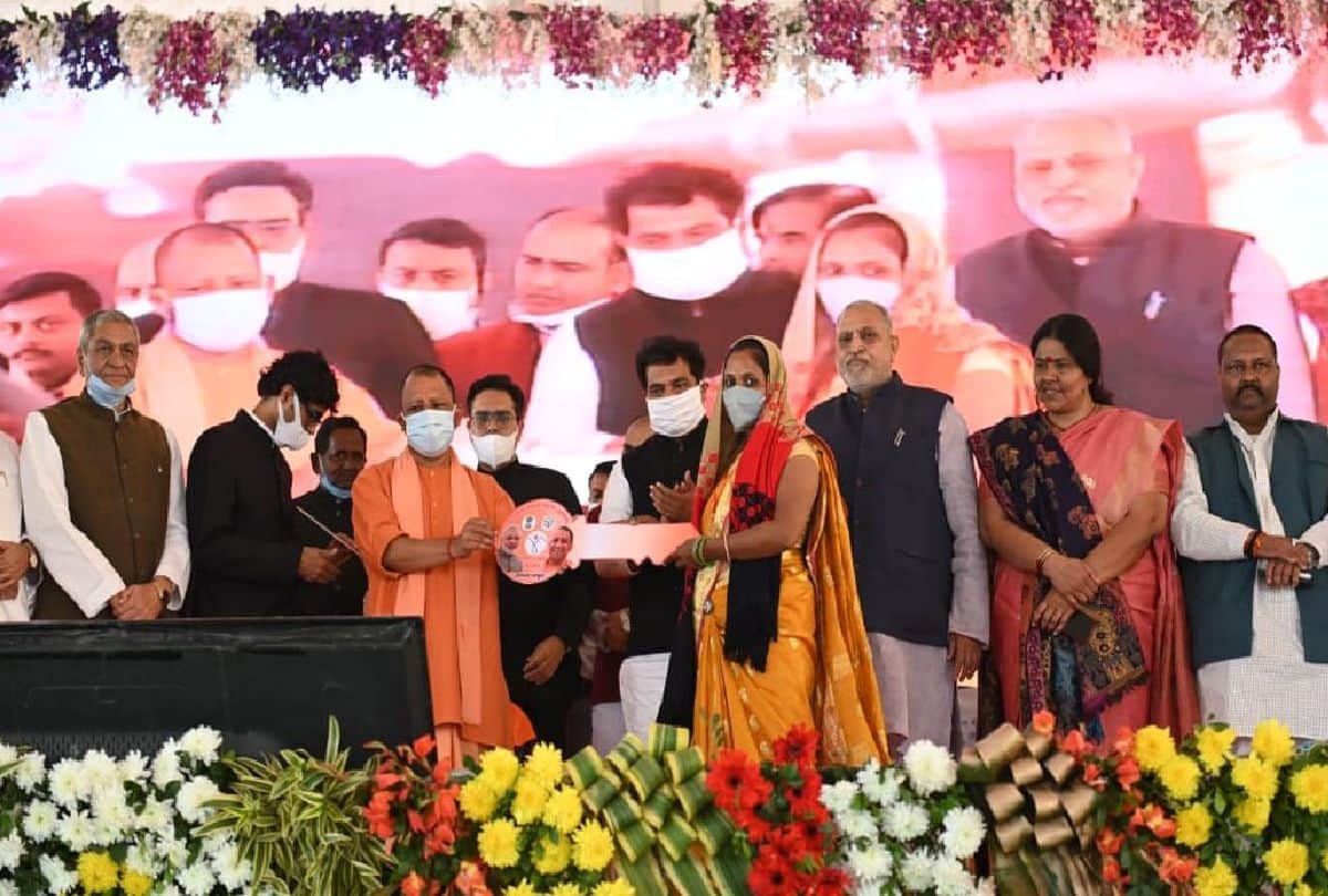 Cm Yogi Slams Akhilesh And Mayawati From Mant Mathura Up Political News