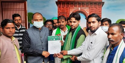 कासगंज में एसडीएम को ज्ञापन देते भकियू भानु के पदाधिकारी व कार्यकर्ता।