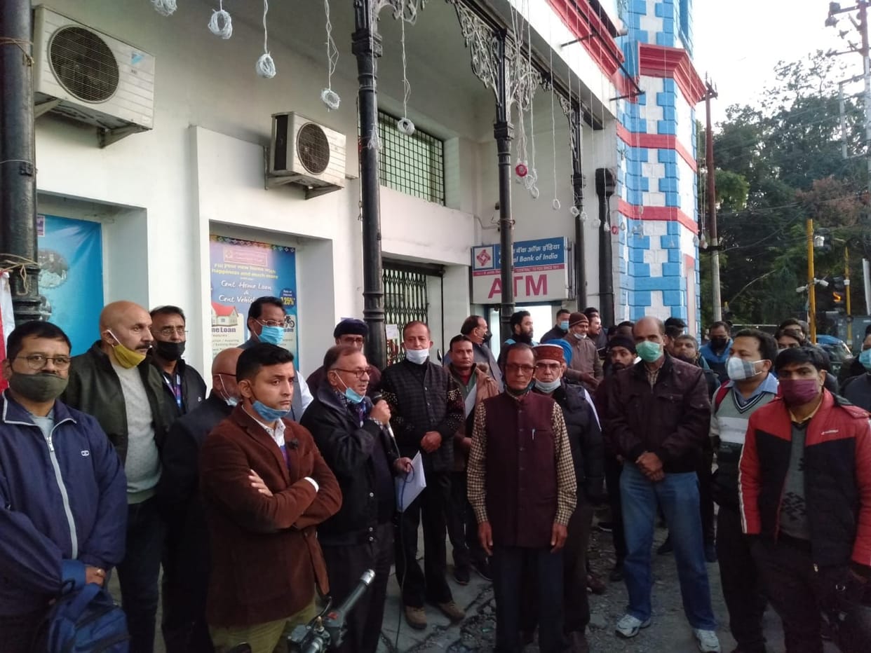 Bank workers demonstrated after work, will be on strike for two days