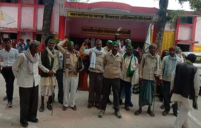 Farmers demonstrated on the block demanding housing