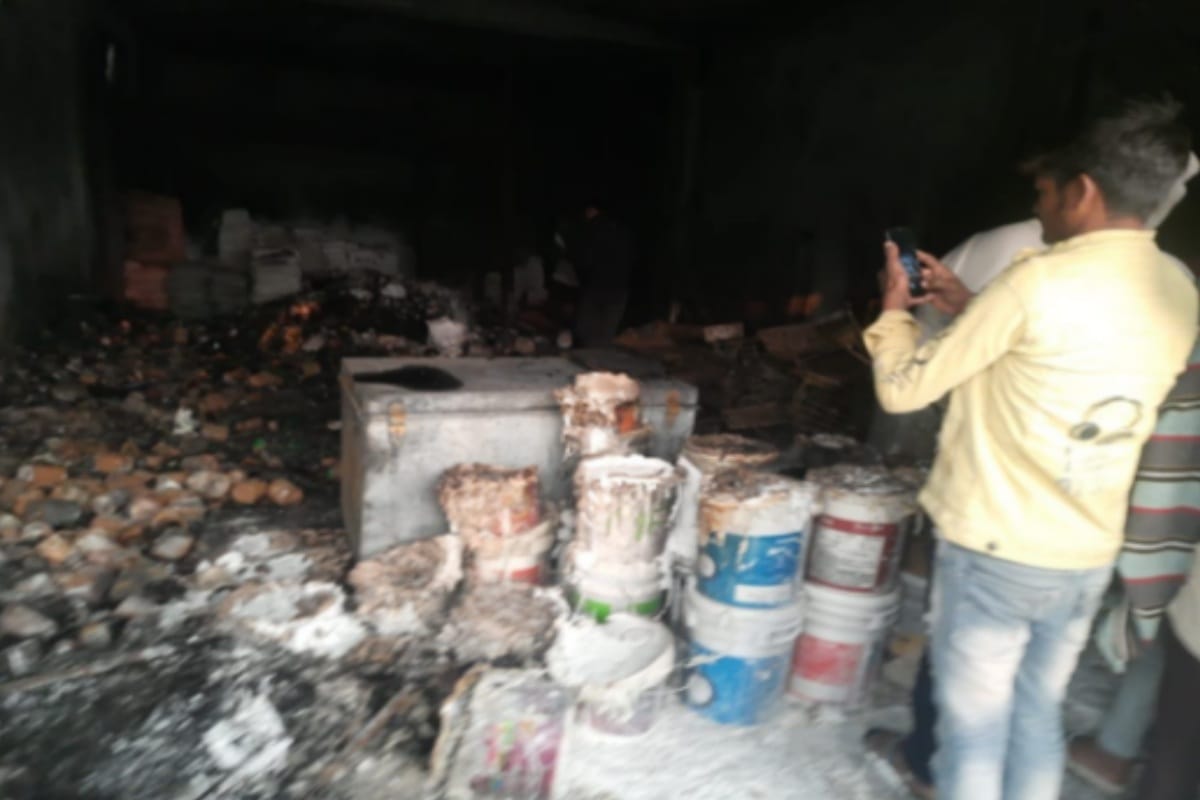 Baghpat: Fire broke out in suspicious circumstances in furniture and sanitary showroom