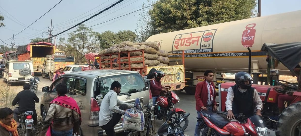 Potato laden tractor trolley damaged due to jam on the highway