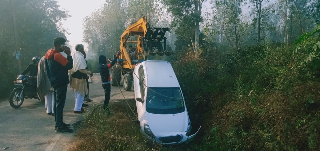 Car fell into the drain due to lack of wall on the culvert, two injured