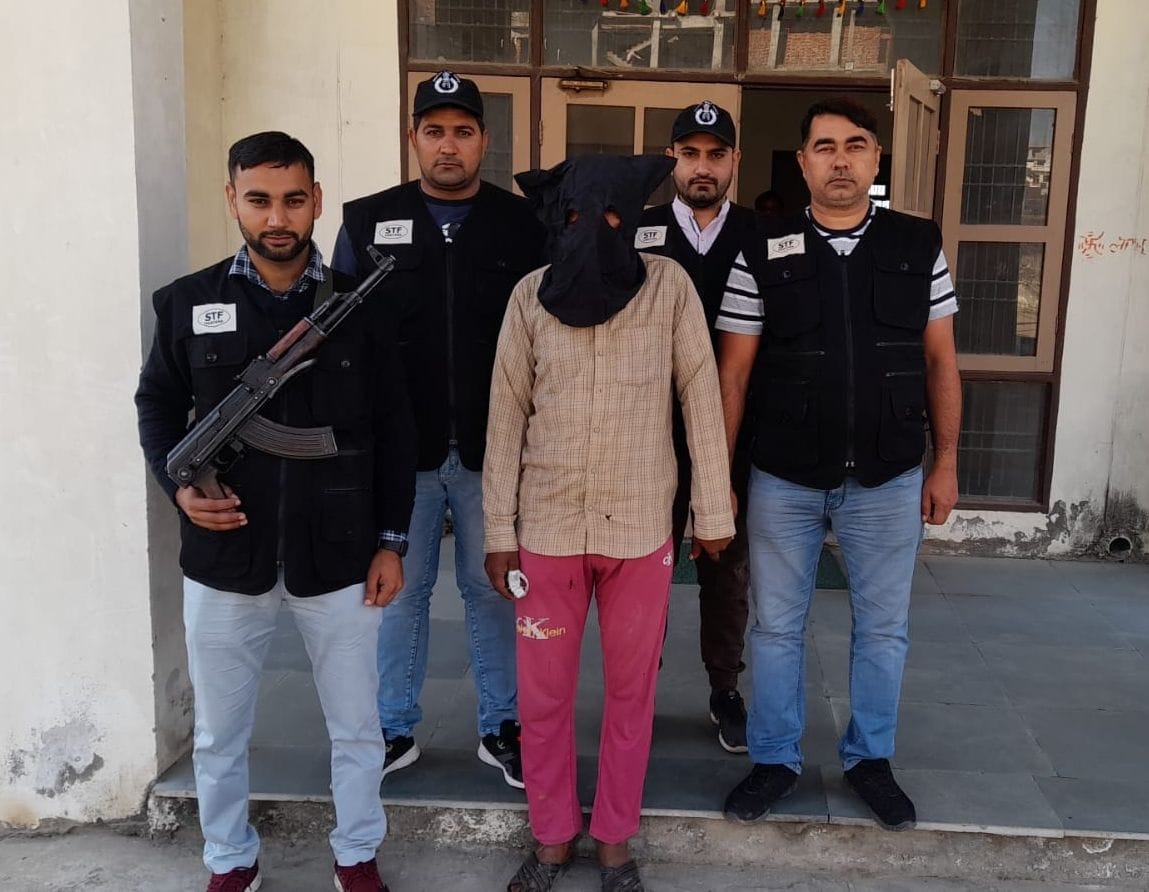 stf arrested a reward of 5 thousand in the case of robbery