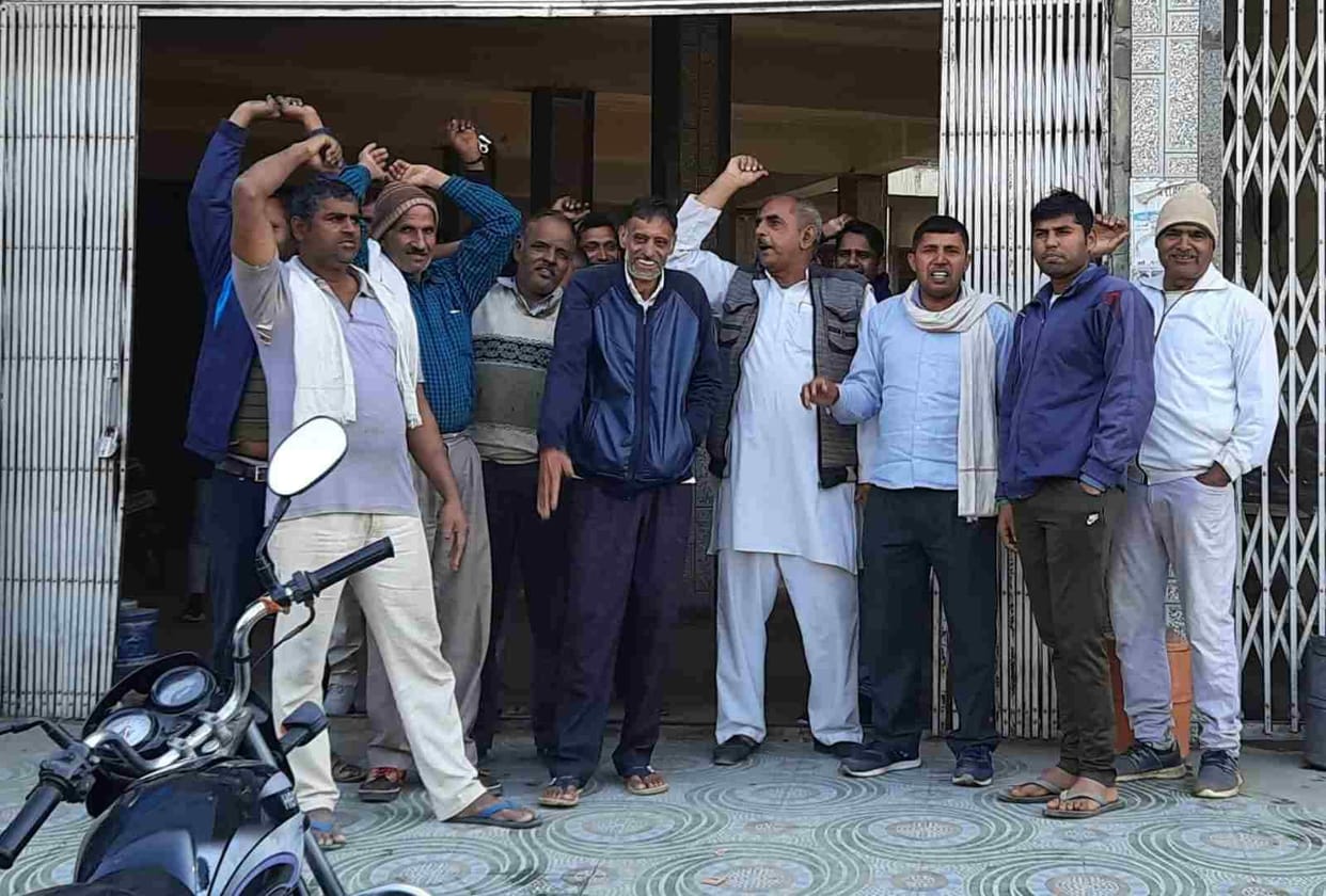 Farmers locked the market society office for not getting urea