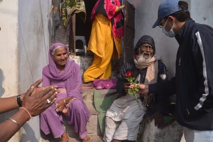 Dewas: Such a picture of vaccination...officers came out with drums, gave rose flowers...vaccineers got rewards