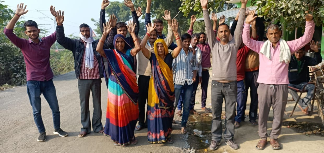 The drain built along the road, the people of Tindauli demonstrated