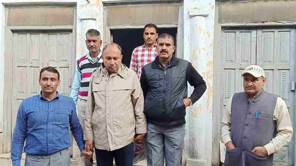 Jail warden arrested for taking bribe of one lakh rupees in jail