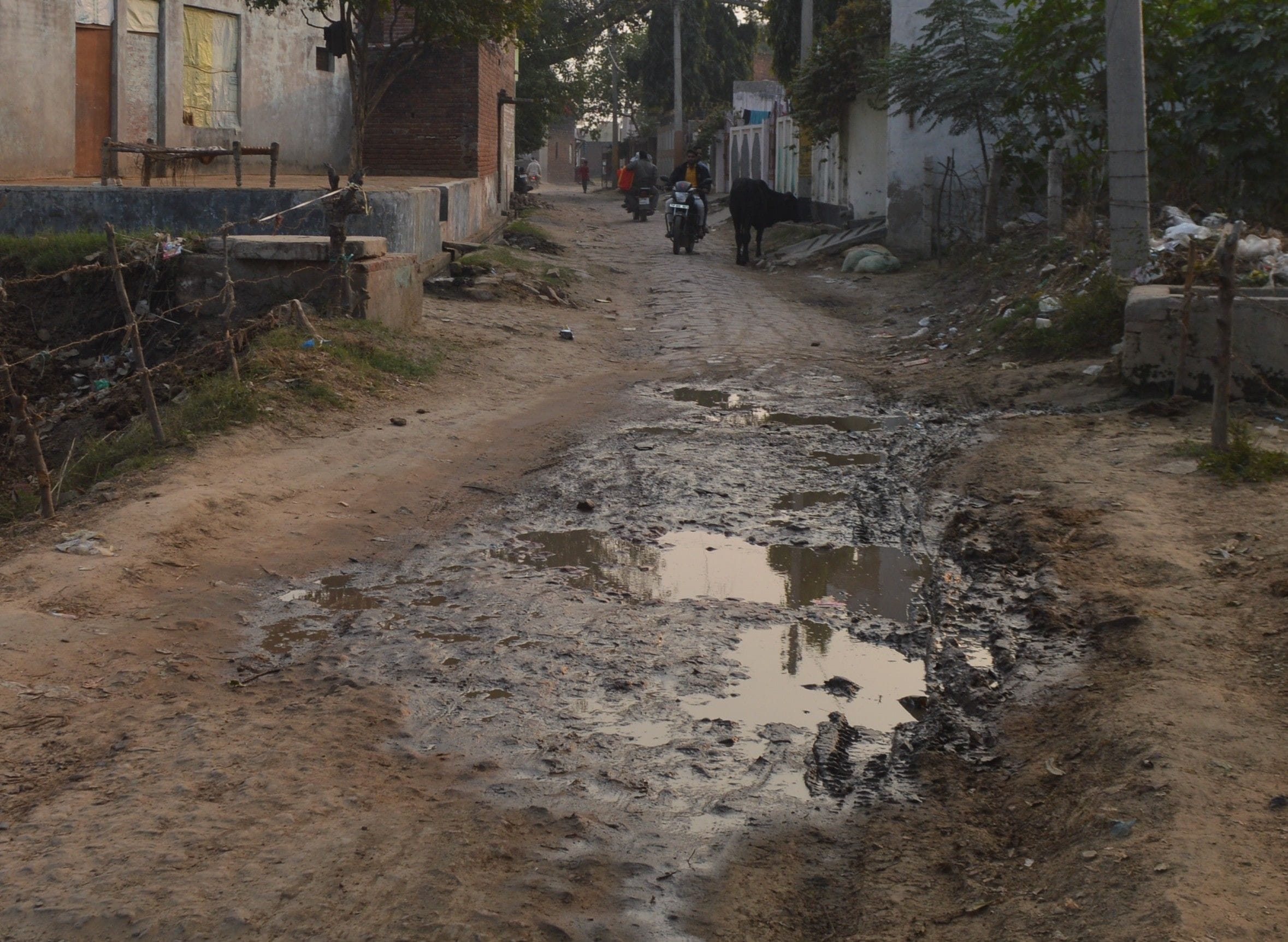 Hathras: The condition of the main road is dilapidated, no arrangements for cleaning