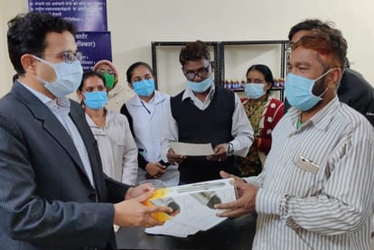 Dewas: Such a picture of vaccination...officers came out with drums, gave rose flowers...vaccineers got rewards