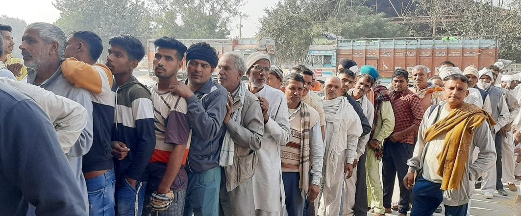 Fight for urea in Pillukheda, farmers standing in line